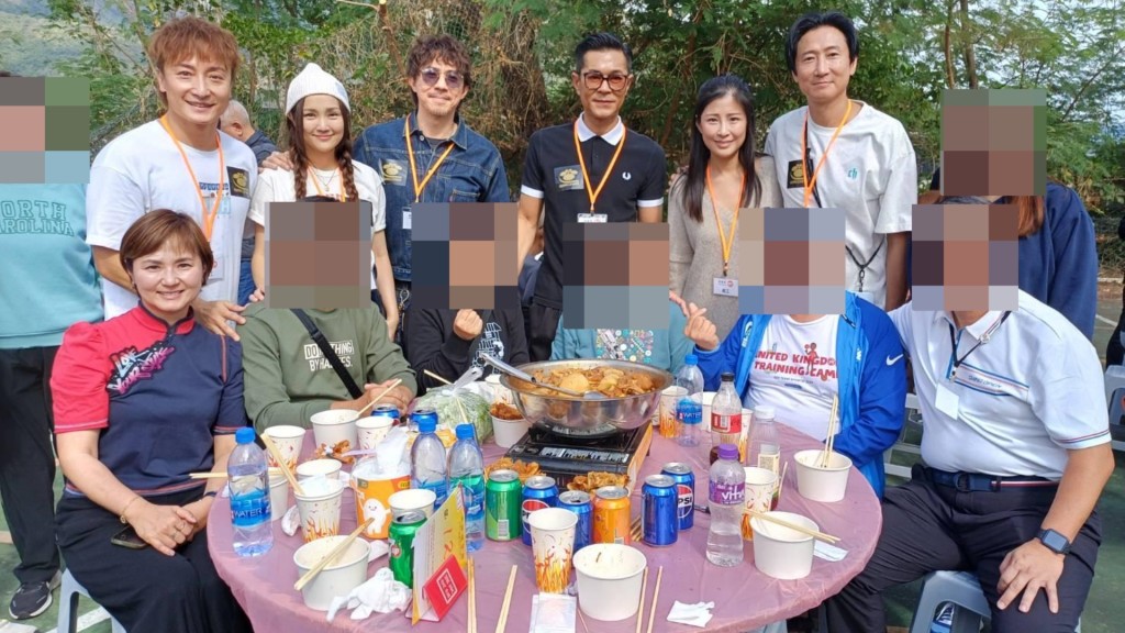 古天樂(後排中)等多名藝人出席盆菜活動。前排左一為善導會總幹事李淑慧。讀者提供 古天樂(後排中)等多名藝人出席盆菜活動。前排左一為善導會總幹事李淑慧。讀者提供