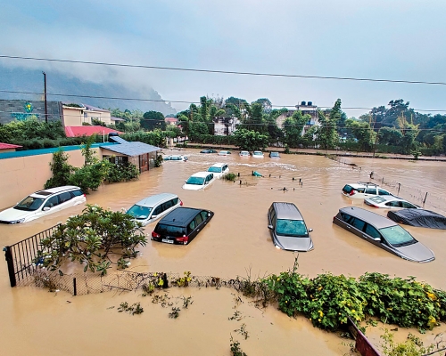 ■印度北阿坎德邦周二超強暴雨引發洪水氾濫。