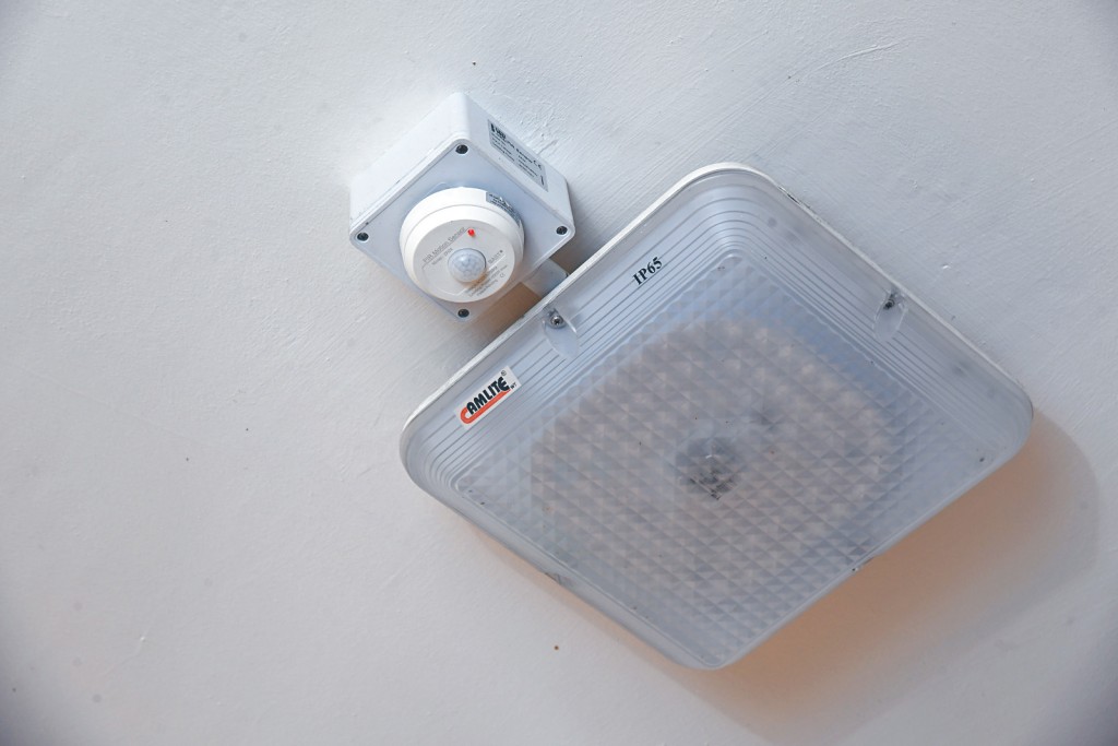 參與計劃的伊斯蘭學校安裝了LED燈具和燈具感應器，無人時會自動關燈，節省能源。