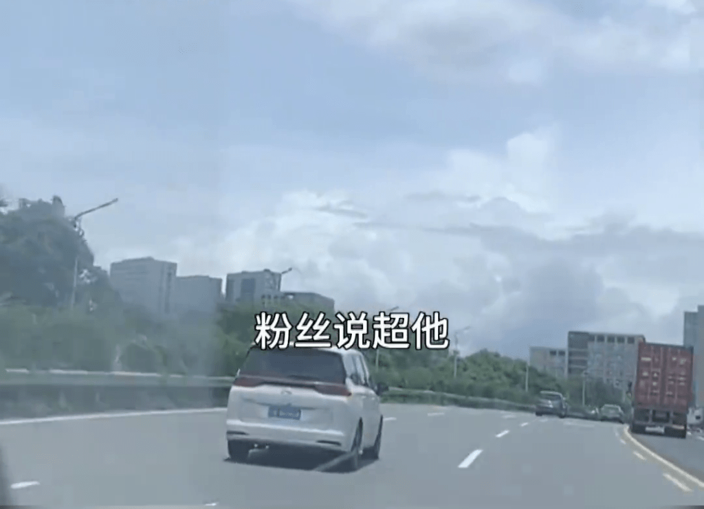 深圳救护车高速上直播飙车「爬头」。