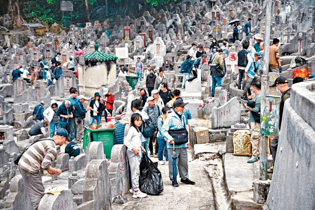 鑽石山墳場掃墓人流不絕。