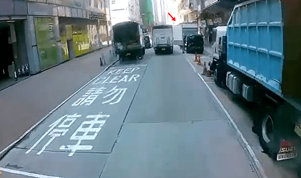 貨車尾門打開，擊中一名男途人。fb：車cam L（香港群組）