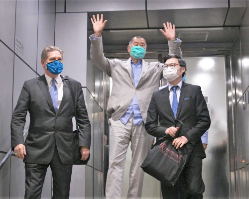 黎智英凌晨約12時離開警署。
