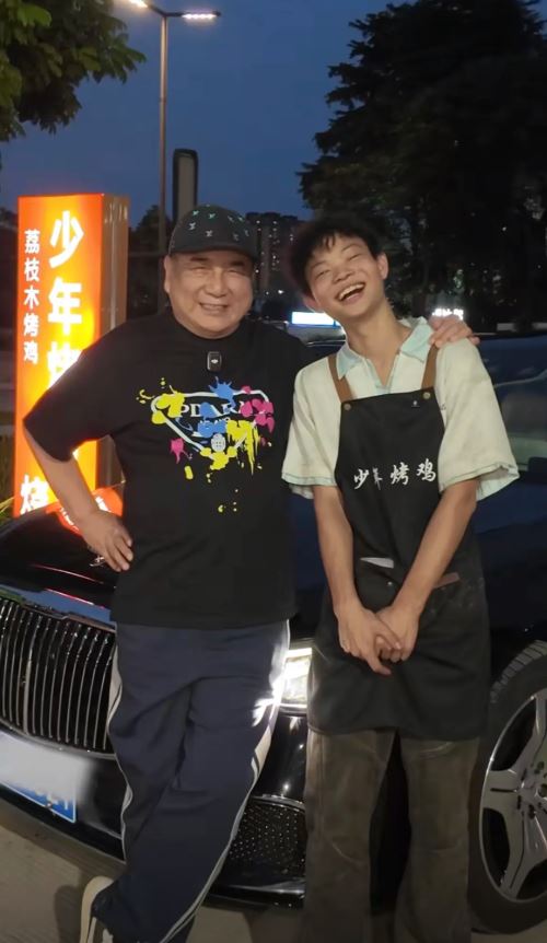 小陳年僅16歲已創業開烤雞檔，日賣百雞營收約萬元人民幣。抖音