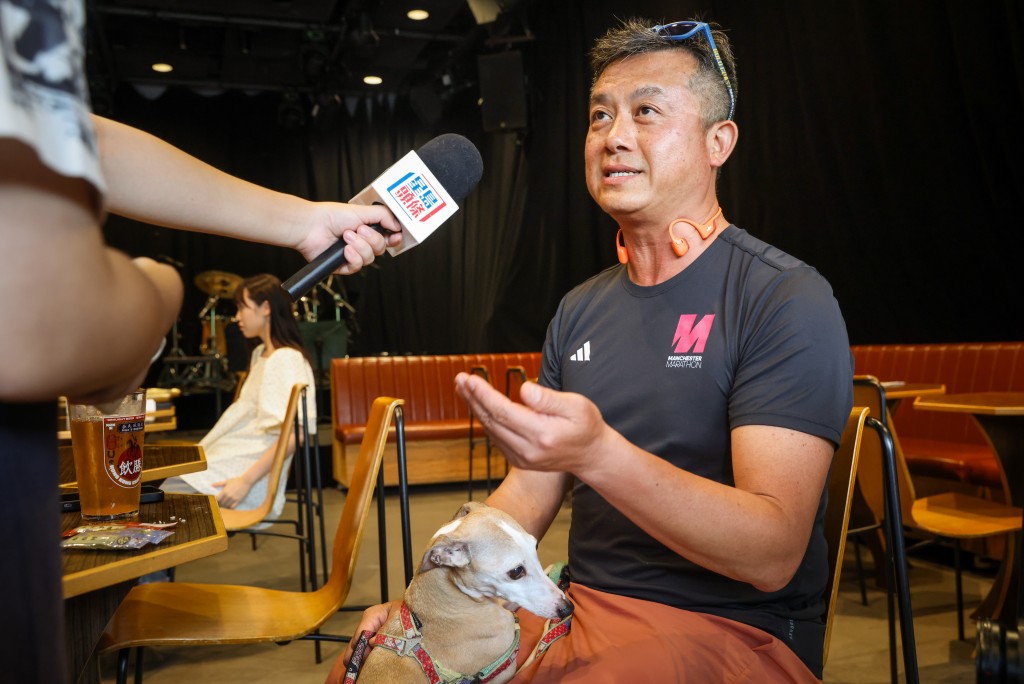 狗主胡先生強調,大部分狗主都非常自律,自己與愛犬出街時必定自備水、紙巾等,隨時準備為狗隻清理排泄物。 狗主胡先生強調,大部分狗主都非常自律,自己與愛犬出街時必定自備水、紙巾等,隨時準備為狗隻清理排泄物。