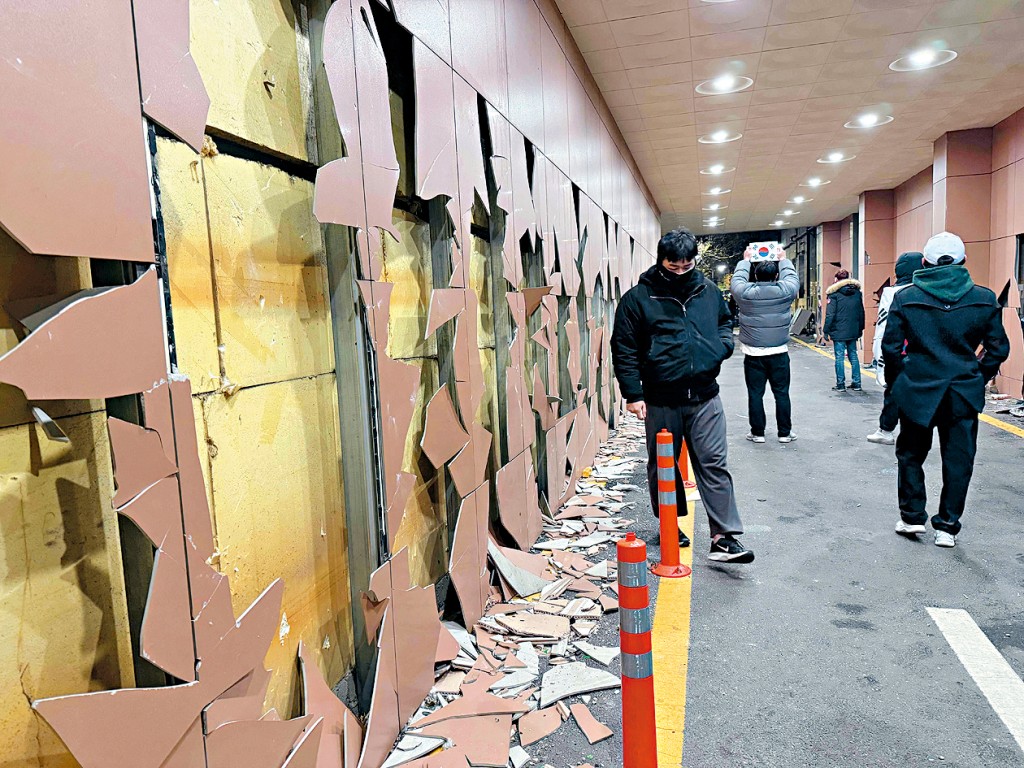 首爾西區地方法院的牆壁遭尹錫悅的支持者砸毁。