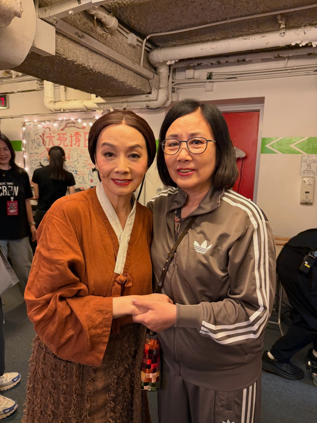 汪明荃親臨後台，熱情擁抱毛舜筠祝賀尾場圓滿。
