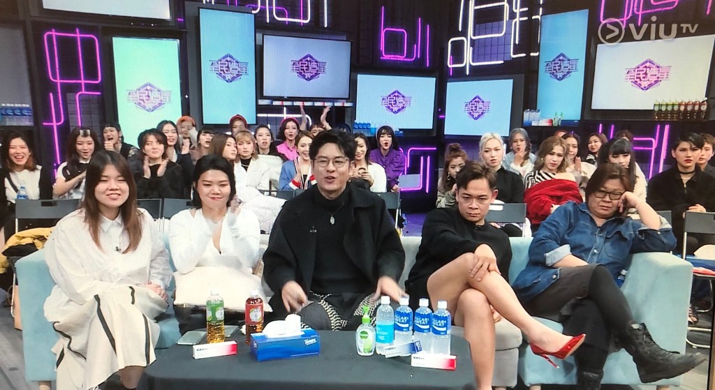 昨晚見梁祖堯穿上高踭鞋坐在後台看表演。 