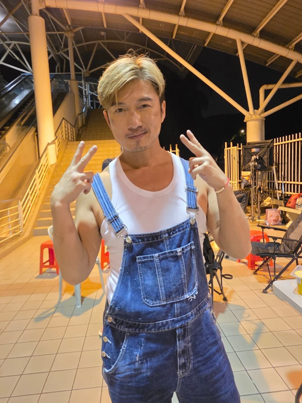 一向貪靚的山聰在戲中一副不修邊幅的造型,一頭金髮、有鬚根。 一向貪靚的山聰在戲中一副不修邊幅的造型,一頭金髮、有鬚根。