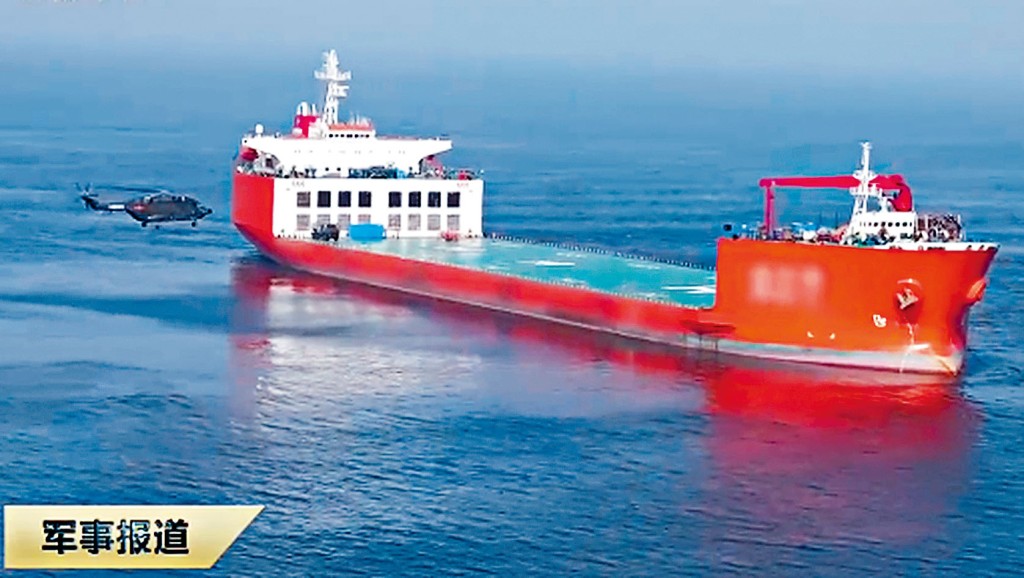 「直－８」运输机在民用的半潜船上降落。