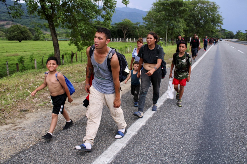 在墨西哥 Huixtla，委內瑞拉的移民乘坐大篷車前往美墨邊境。路透資料圖
