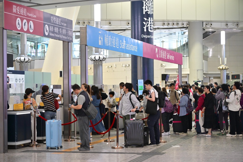 西九龍站已提供往來內地約110個高鐵站的直達服務,平均每日客量達8.5萬人次。資料圖片 西九龍站已提供往來內地約110個高鐵站的直達服務,平均每日客量達8.5萬人次。資料圖片