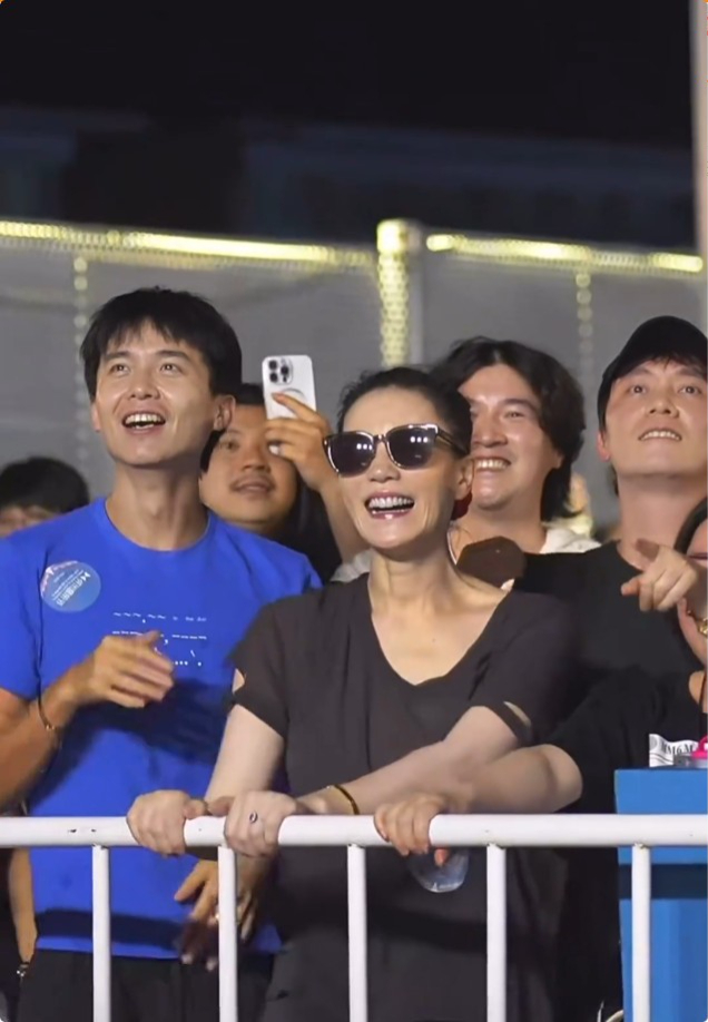 王菲日前音樂節支持大女，其身旁穿男衫的男子Ryan據指是其朋友。