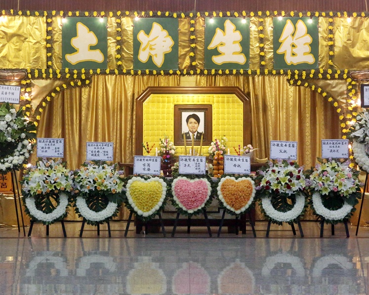 靈堂前方放有心形花圈，包括吳詠敏丈夫和3名子女送上的花圈。