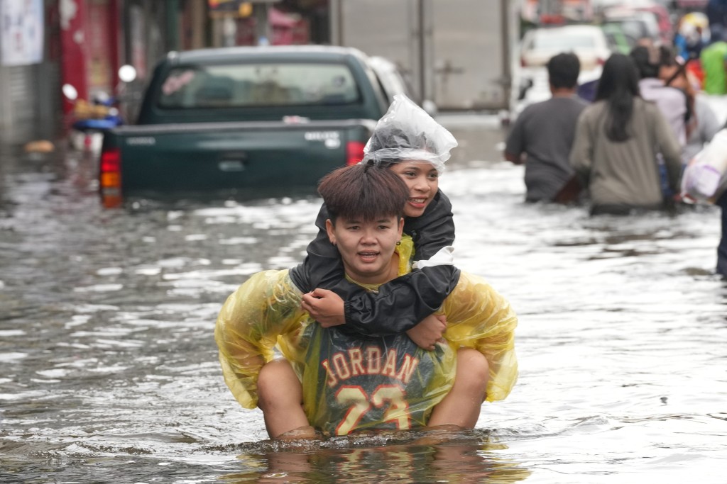 曼谷近日遭遇極嚴重水災,已致超過23人死亡。美聯社 曼谷近日遭遇極嚴重水災,已致超過23人死亡。美聯社