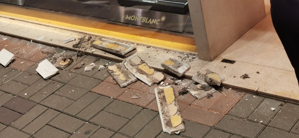雲石磚從招牌脫落。香港突發事故報料區及討論區FB