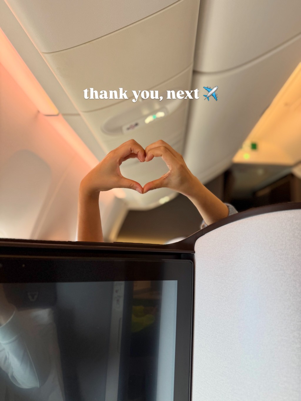 黃碧蓮在飛機上俏皮地做出心形手勢,並配上「thank you, next」字句,似乎已在期待下一次的旅程。 黃碧蓮在飛機上俏皮地做出心形手勢,並配上「thank you, next」字句,似乎已在期待下一次的旅程。