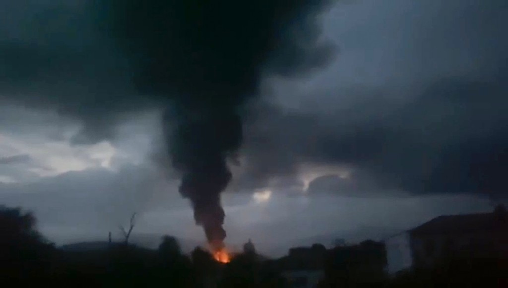 納卡地區一處燃料庫發生大爆炸冒出大量濃煙。美聯社