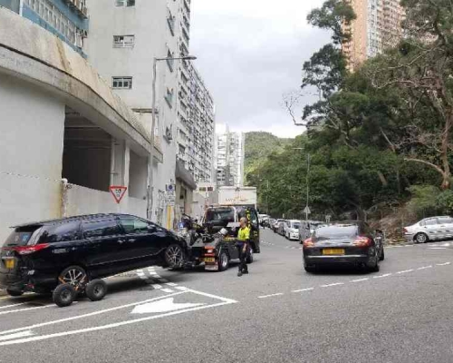 首日行動中警方共拖走6輛對道路構成嚴重阻礙的車輛。圖:政府新聞處