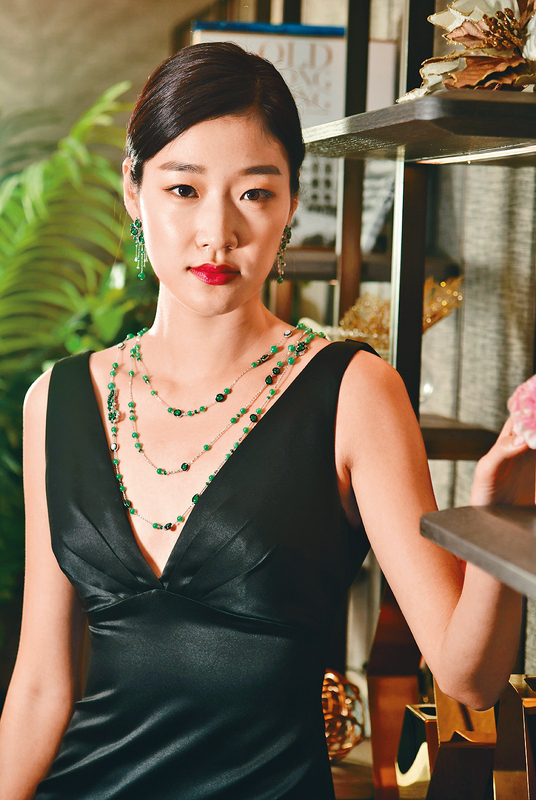 三条不同长短的项链，可组合或单独佩戴，亦可当作手链。18K白色黄金配天然翡翠、贝母、黑玉髓、绿宝石及钻石，其中一条更镶有绿色石榴石。18K白色黄金耳环，镶嵌天然翡翠、黑玉髓、绿色石榴石、绿宝石及钻石。