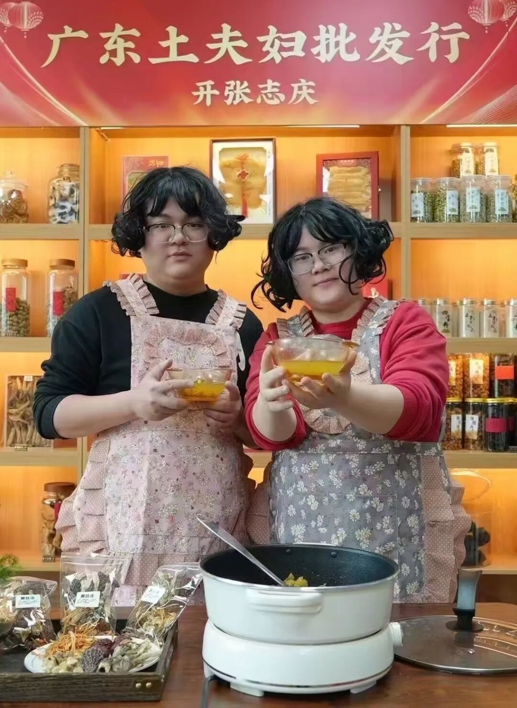 夫妻倆越長越像，可能是相由心生。