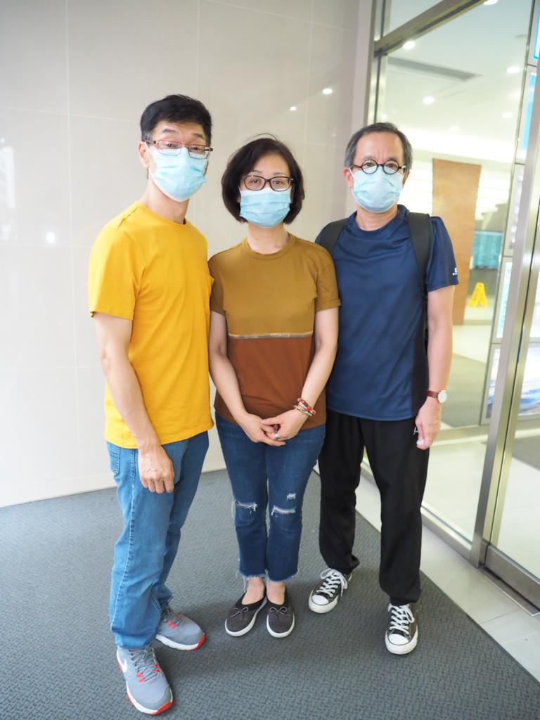 （左起）譚廣銘、譚淑瑩與丈夫今日到觀塘為炳哥舉行頭七法事。