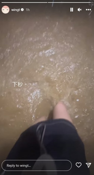 片中可見水浸情況嚴重，水位高到林泳淘小腿位置。