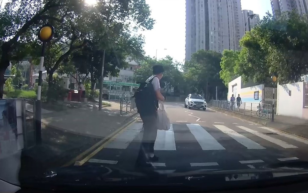 白色平治沿集福道行駛。fb車cam L（香港群組）影片截圖