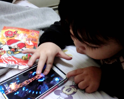 74.8%港童用電子產品超過2小時，遠超美國的20.8%及北京的47.4%。網圖