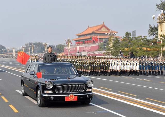 早年习近平曾乘坐「红旗」阅兵车阅兵。