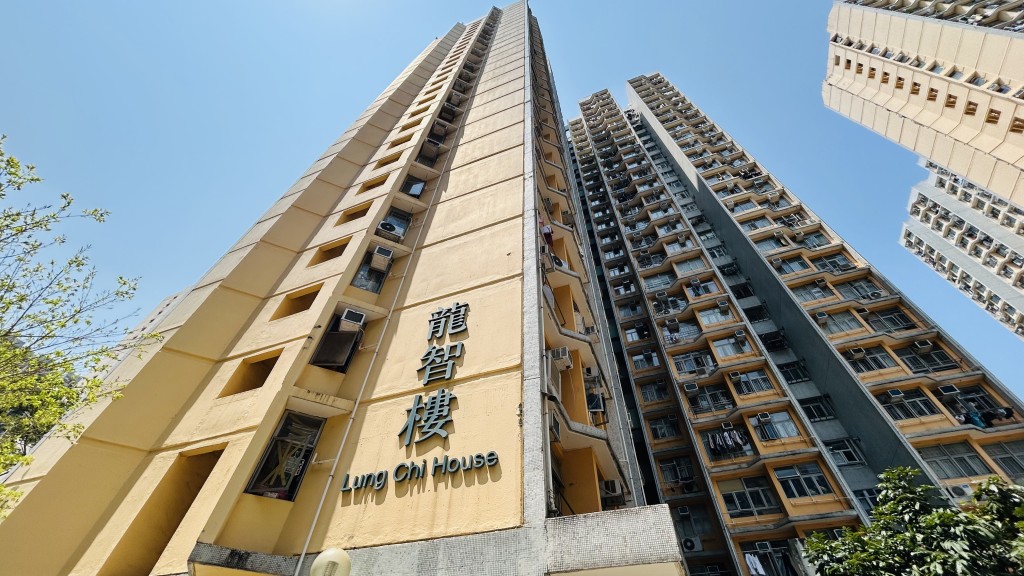 男子在龍智樓猝死。