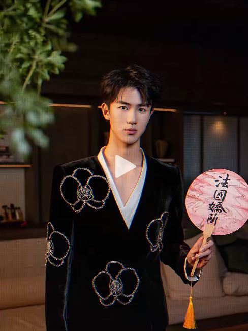 清秀帥氣的新聞主播蘭欽元，出道即人氣急升。