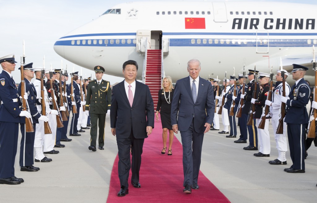 2015年9月24日習近平抵達華盛頓進行國事訪問，獲時任美國副總統的拜登迎接。新華社