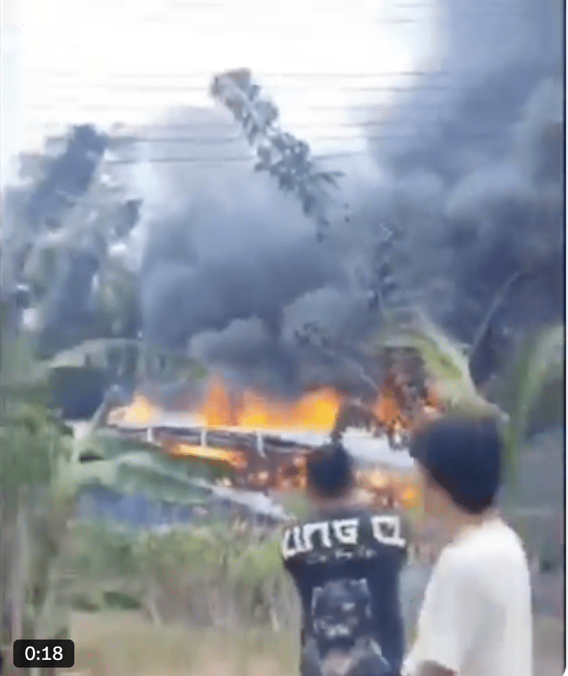 两车相撞后火势一发不可收拾，从网上流传的片段可见，车体完全被烈燄吞噬。X@WeatherMonitors 