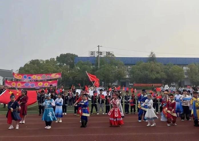 橫扇學校校方指，校運會是模擬杭州亞運各國選手進場。影片截圖