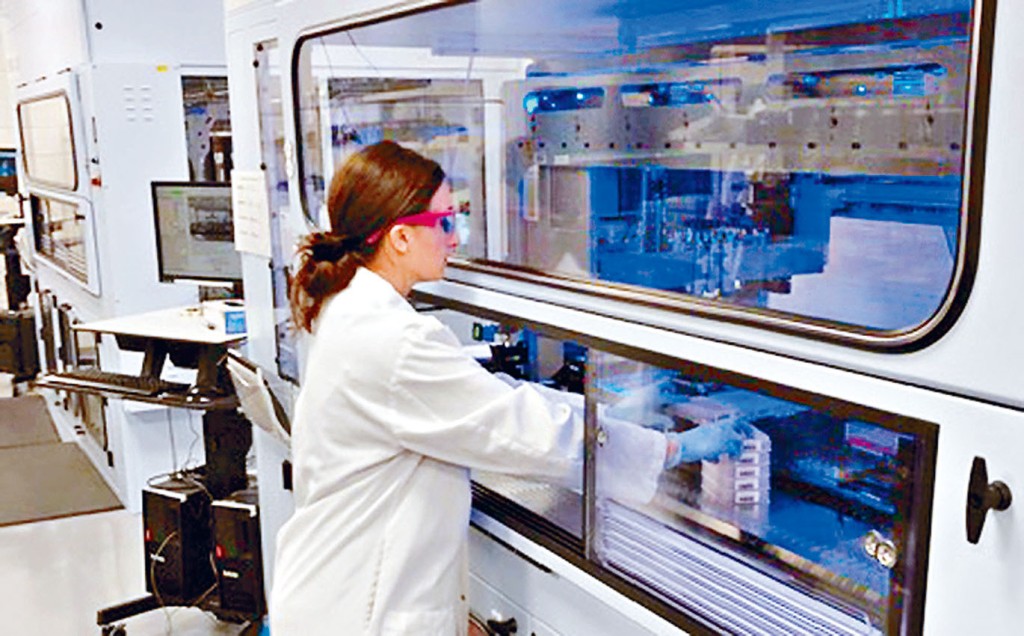 美国辉瑞药厂的科研人员，在纽约实验室研制新冠肺炎疫苗。　