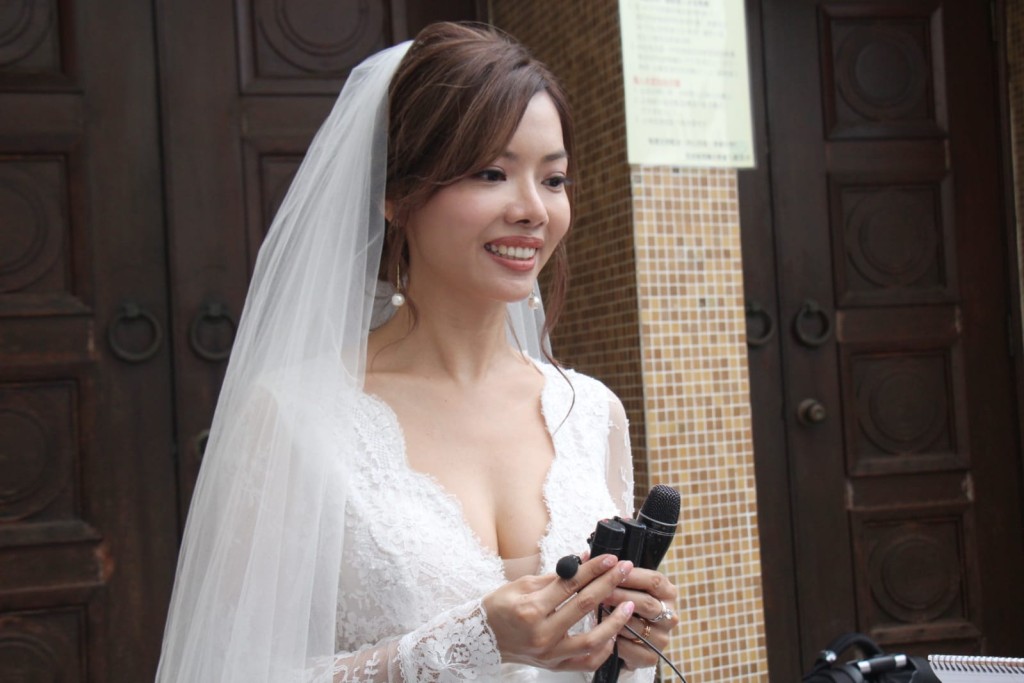 林熹瞳自爆入禮堂就開始喊到收唔到聲。