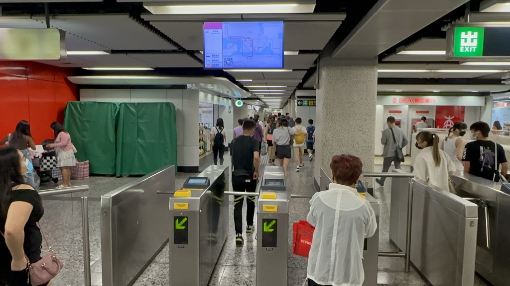 部分乘客出行受影響。(劉漢權攝)