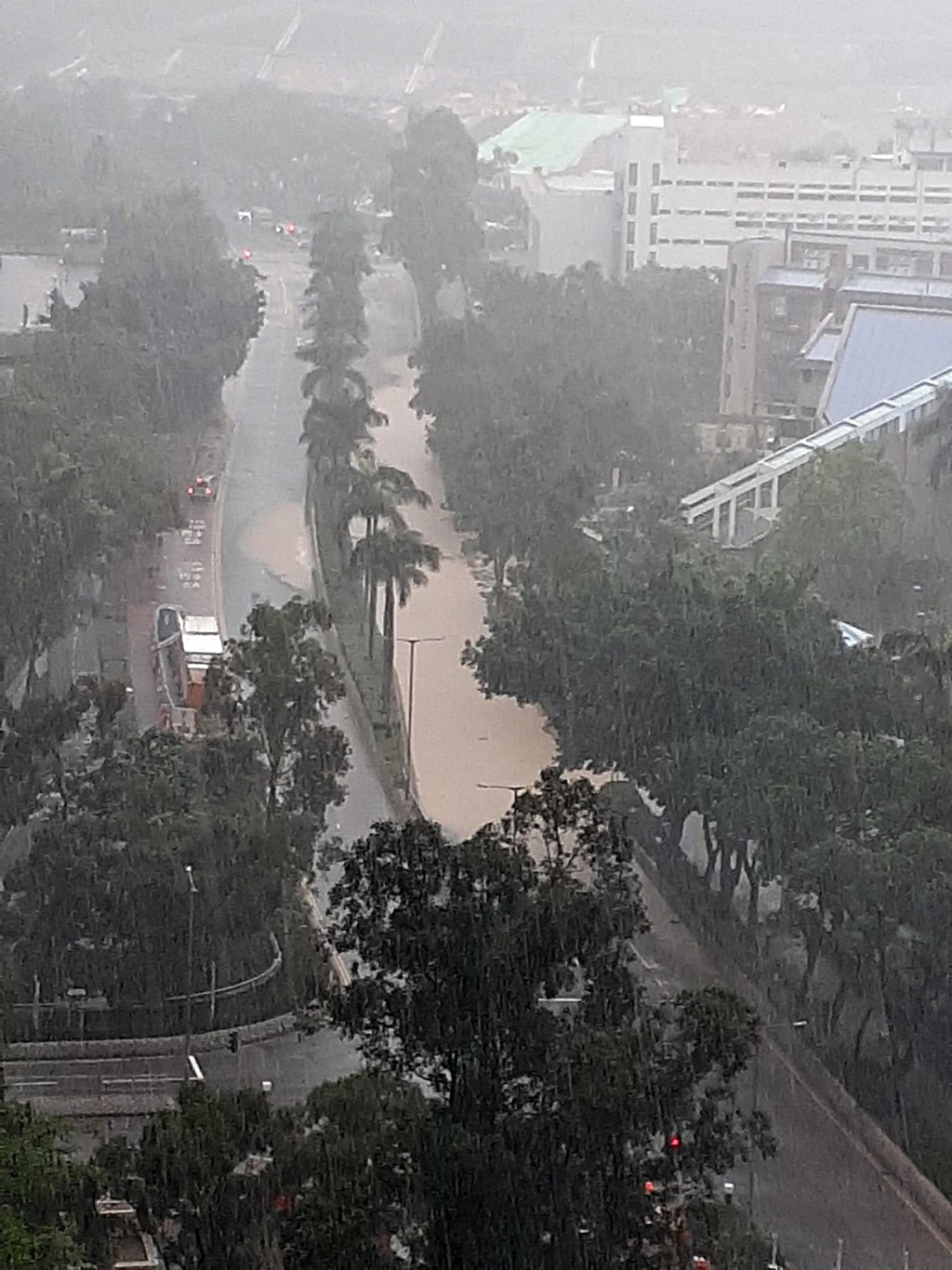 將軍澳警署對開路面嚴重水浸。fb：西貢將軍澳討論區