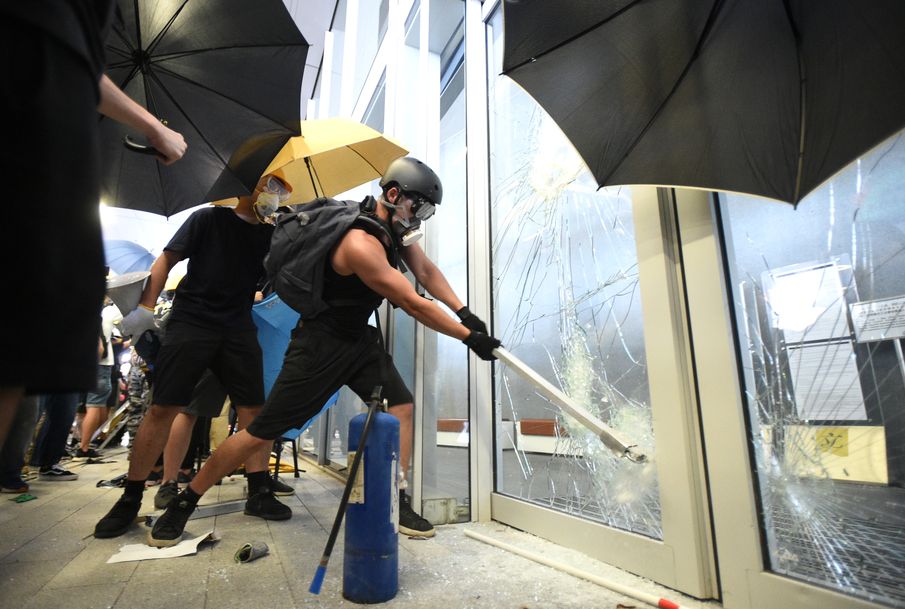 示威者破壞立法會玻璃。資料圖片