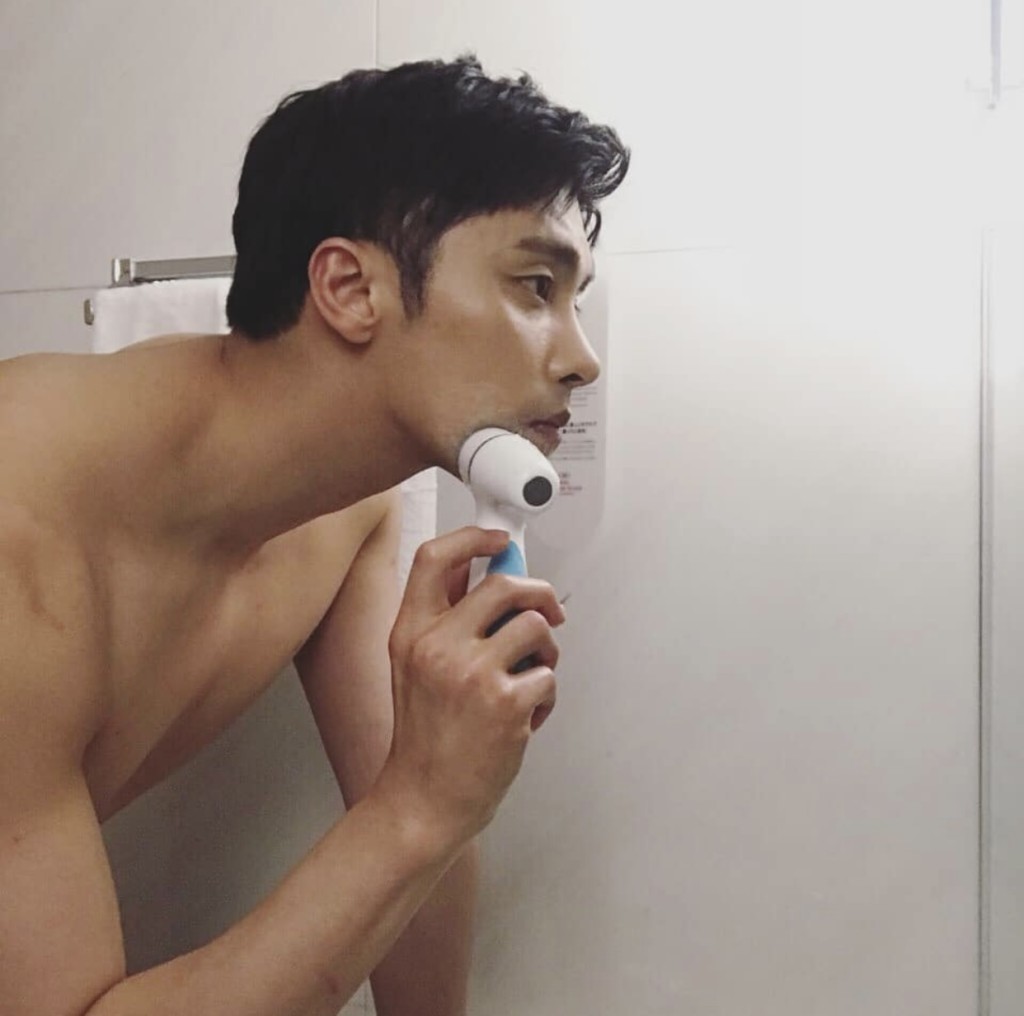 不少劇迷期待成勛在新劇「派糖」晒肌。