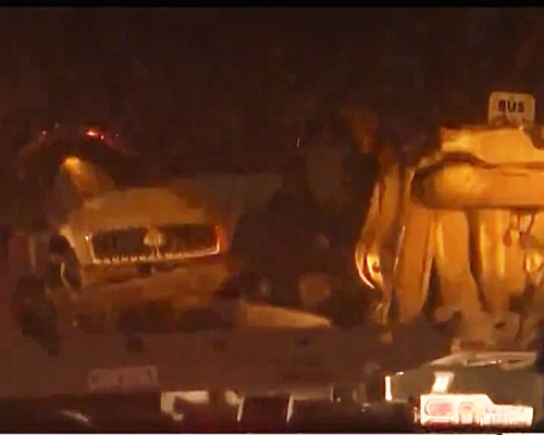 私家车与火车相撞。新闻图