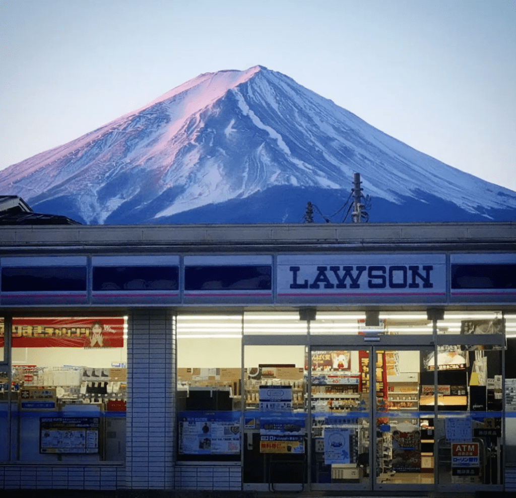 LAWSON河口湖站前店因背後有無遮無擋純淨絕美富士山，而成為打卡熱點。