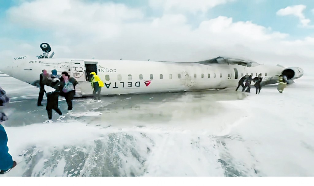 客機在多倫多機場失事翻轉,乘客紛紛逃命。