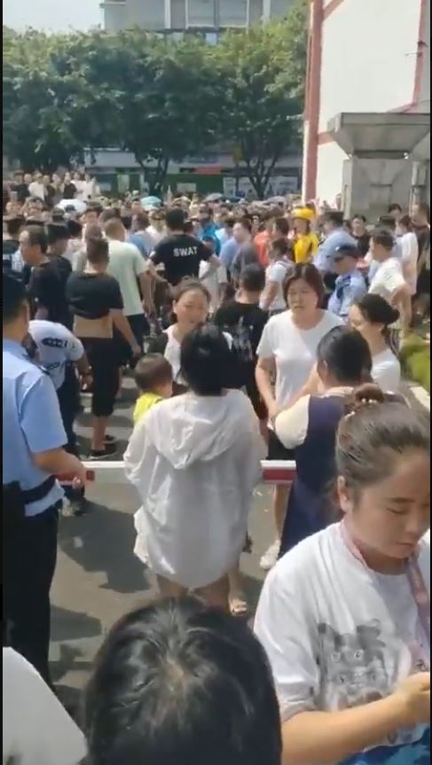 大批家長包圍公安局討要說法。Ｘ