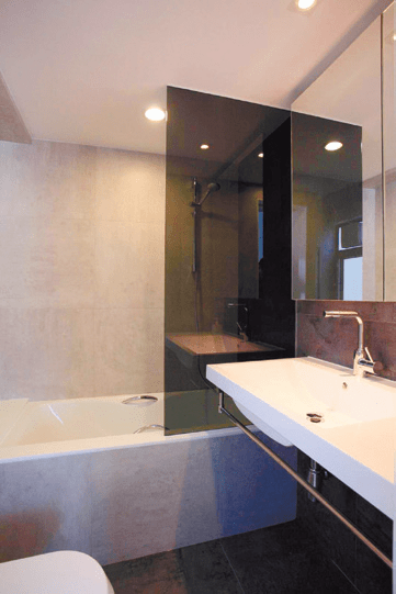 浴室镜柜宽阔，增加收纳空间。