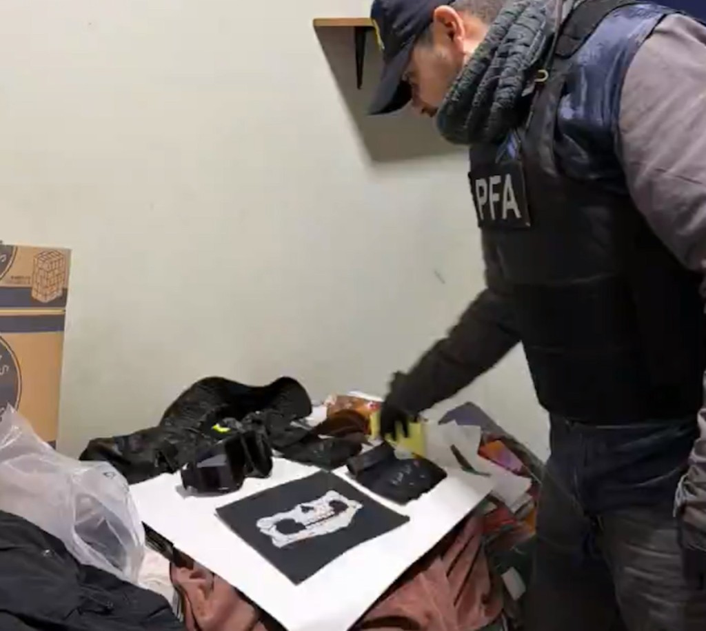 警方查扣了兩部手機以及其用於偽裝的面具。X@PFAOficial 警方查扣了兩部手機以及其用於偽裝的面具。X@PFAOficial