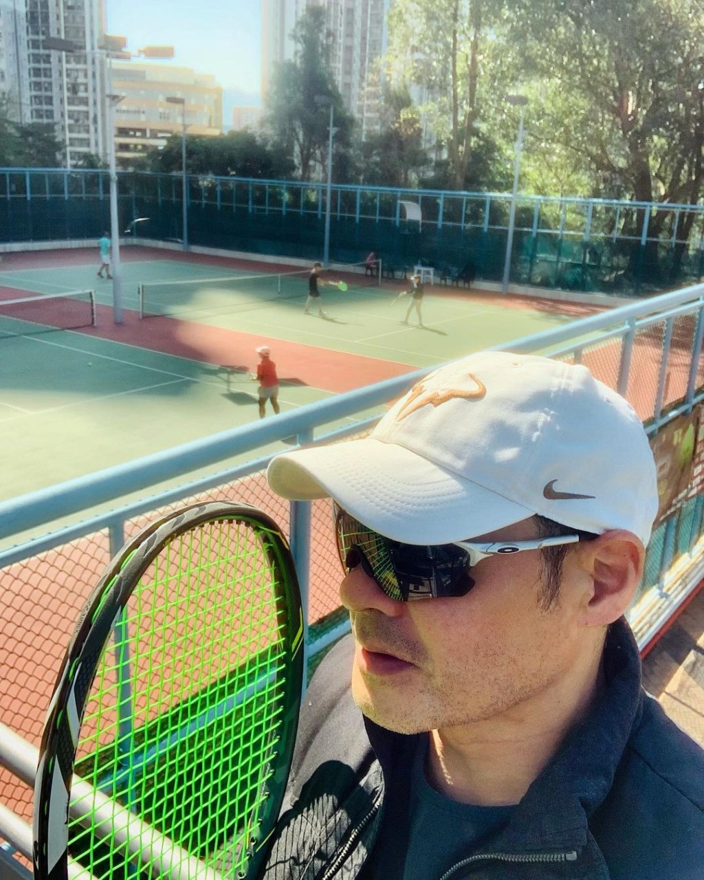 黄智贤事业有成，闲时爱下厨及打网球。