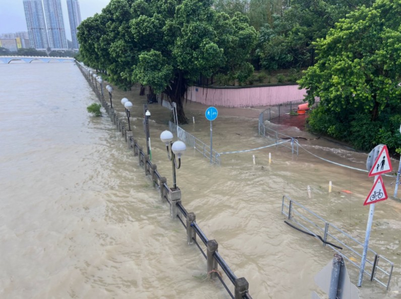 行人路亦變成澤國