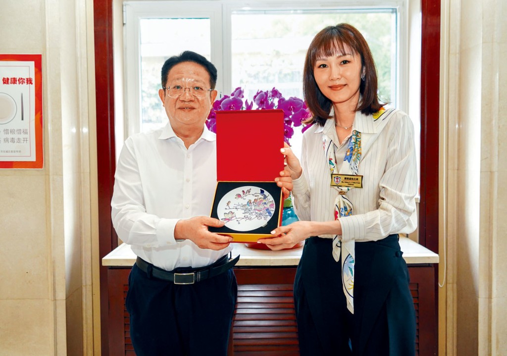 國家民政部副部長唐承沛接見一眾保良局代表，並致送紀念品予保良局主席龐董晶怡。